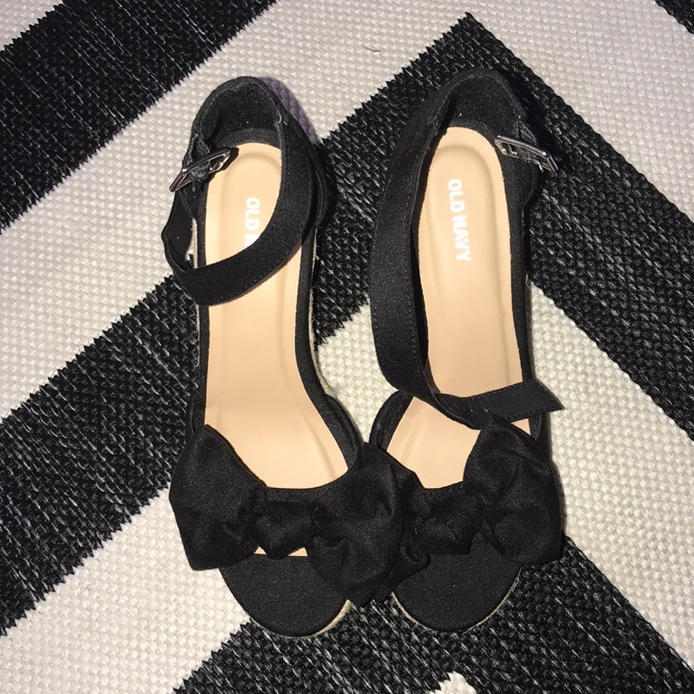 black bow Wedges